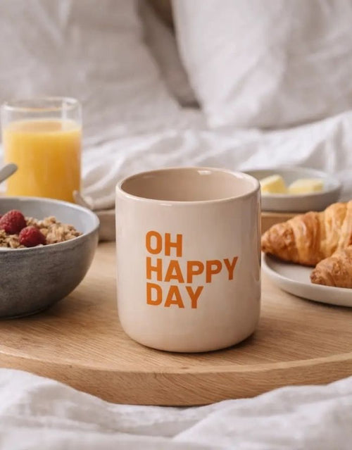 Keramikbecher Oh Happy Day von Herr & Frau Hempel mit inspirierendem Schriftzug und 260 ml Fassungsvermögen.