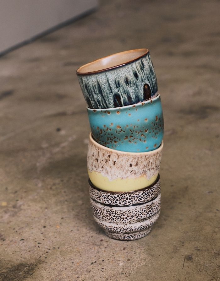 HKliving 70s Ceramics Café Cup Aqua aus glasiertem Steingut mit mehrfarbiger Retro-Glasur.