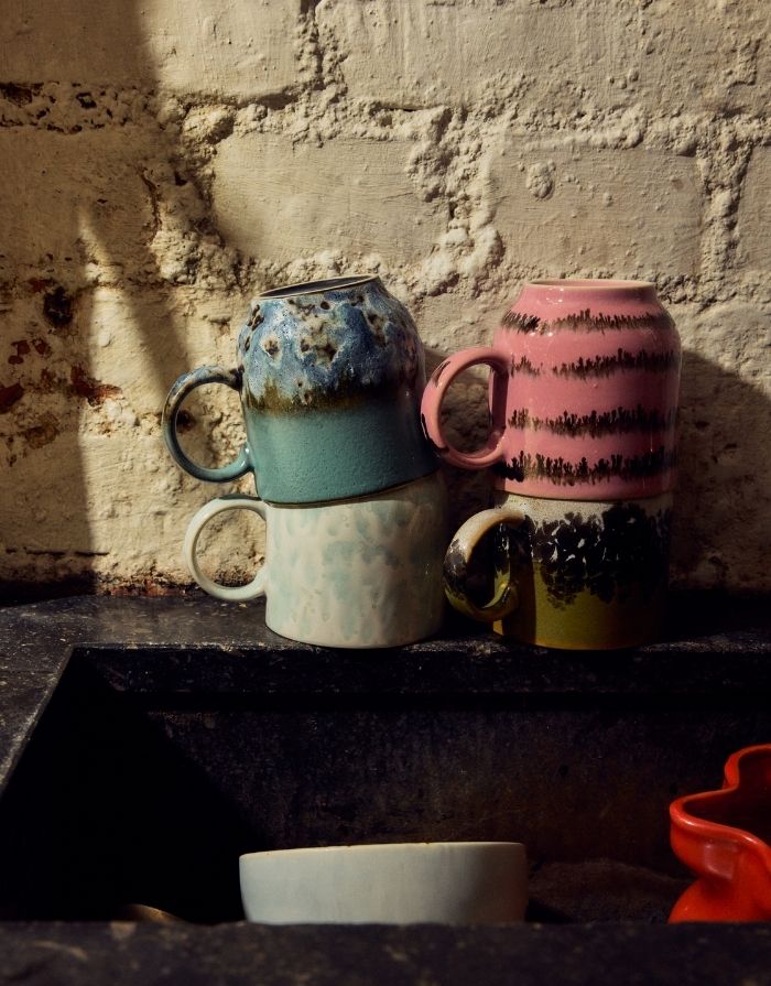 Mehrfarbiger HKliving 70s Ceramics Café Mug aus glasiertem Steingut im charakteristischen Retro-Design.