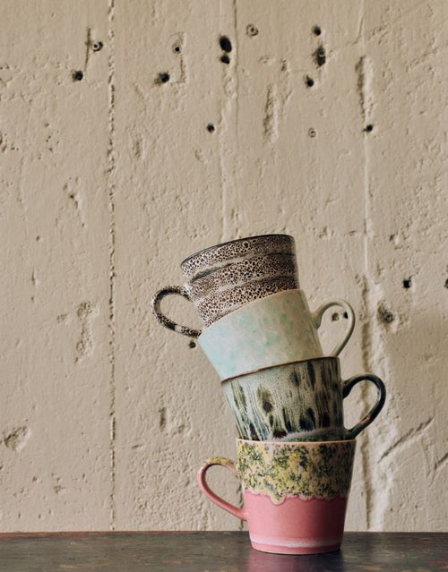Mehrfarbiger HKliving 70s Ceramics Cappuccino Mug aus glasiertem Steingut im charakteristischen Retro-Design.