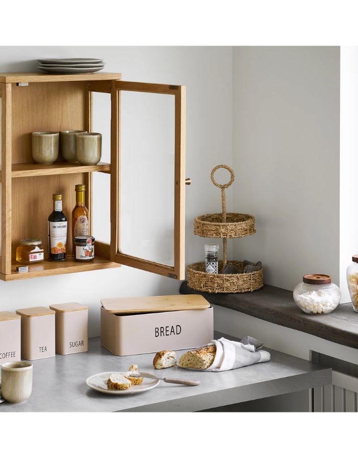 4-teiliges Tula Dosenset von House Nordic in Beige mit Bambusdetails, bestehend aus Brotkasten und drei Vorratsdosen.