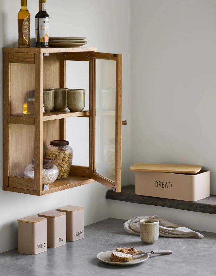 4-teiliges Tula Dosenset von House Nordic in Beige mit Bambusdetails, bestehend aus Brotkasten und drei Vorratsdosen.