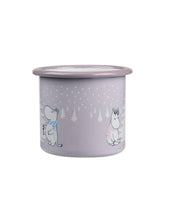 Laden Sie das Bild in den Galerie-Viewer, Moomin Emaillebecher Snowfalls von Muurla mit winterlichem Moomin-Motiv, 2,5 dl.
