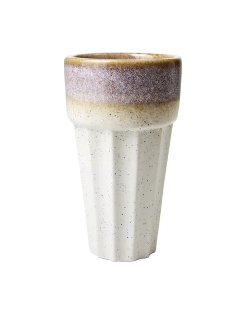 Becher Costa L von Affari of Sweden aus Steingut in Elfenbein/Senf mit individueller Farbgebung und Musterung, Ø 8 × H 14 cm.