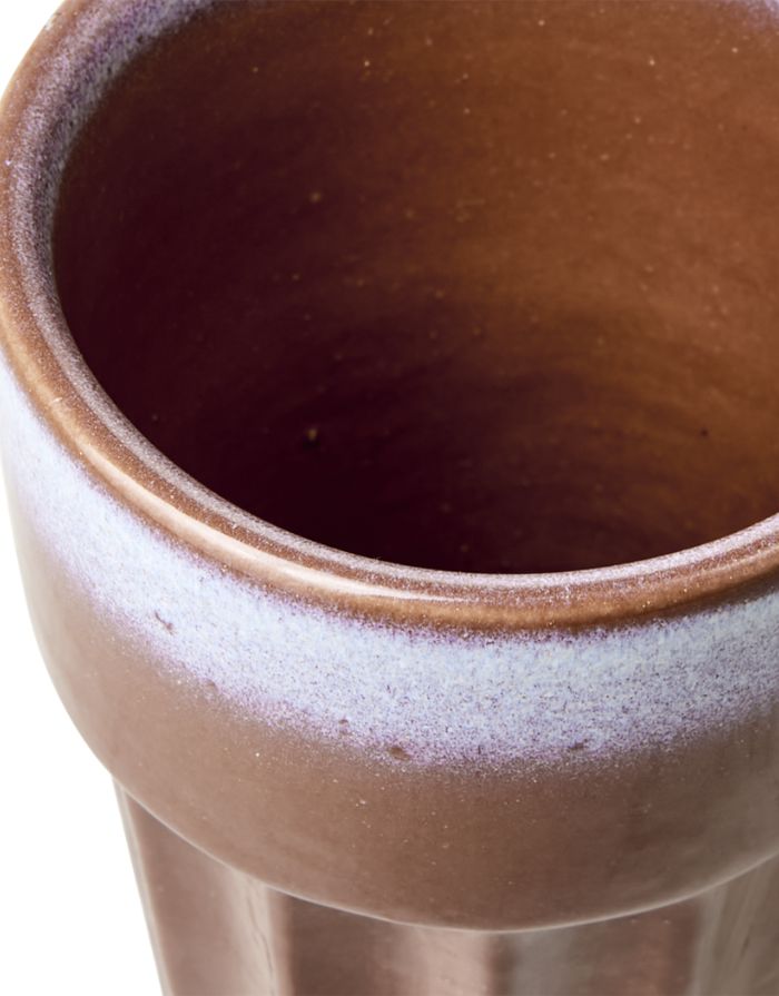 Becher Costa L von Affari of Sweden aus Steingut in Terracotta mit individueller Farbgebung und Musterung, Ø 8 × H 14 cm, Nahaufnahme.