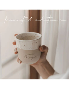 Limitierter Steingut-Becher von Eulenschnitt mit handgeschriebenem Schriftzug „Guten Morgen“, in Portugal handgefertigt, ca. 320 ml Füllmenge.