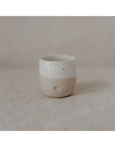 Espressobecher Herz von Eulenschnitt, Steingut, handgefertigt, 5,5 x 5,5 cm, Füllmenge 40 ml, mit Blindprägung.