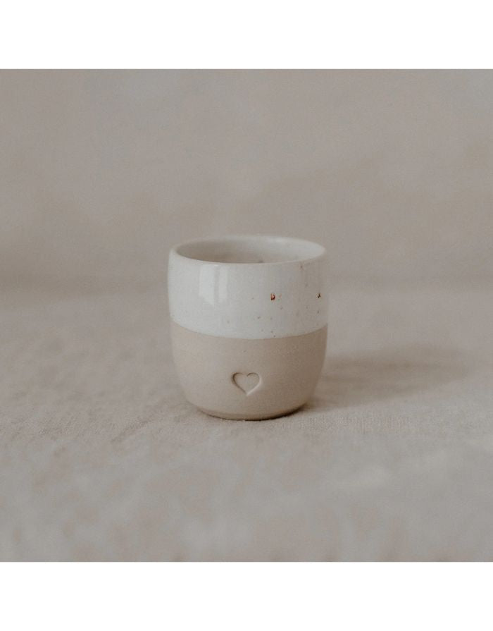 Espressobecher Herz von Eulenschnitt, Steingut, handgefertigt, 5,5 x 5,5 cm, Füllmenge 40 ml, mit Blindprägung.