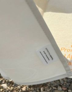 Geschirrtuch Amore von Herr & Frau Hempel aus 100 % Baumwolle, liebevolles Küchenhandtuch mit Aufhänger und „DU BIST WUNDERBAR“-Detail