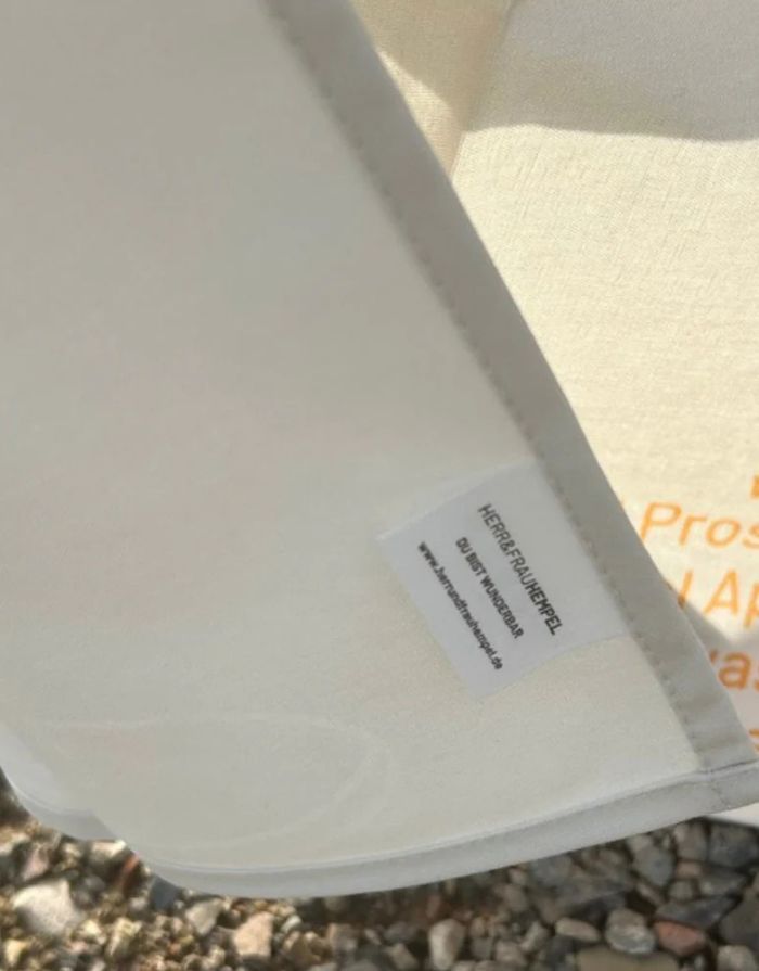 Geschirrtuch Aperol Spritz von Herr & Frau Hempel aus 100 % Baumwolle, orangefarbenes Küchenhandtuch mit Aufhänger und liebevollen Details