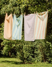 Laden Sie das Bild in den Galerie-Viewer, Geschirrtuch Linus Gestreift I Hellgrün/Hellbraun
