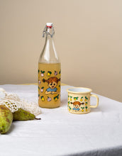 Laden Sie das Bild in den Galerie-Viewer, Glasflasche Pippi Langstrumpf Fruits von Muurla, 1 Liter, mit Bügelverschluss und Pippi-Motiv mit Äpfeln und Birnen, spülmaschinenfest
