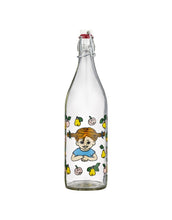 Laden Sie das Bild in den Galerie-Viewer, Glasflasche Pippi Langstrumpf Fruits von Muurla, 1 Liter, mit Bügelverschluss und Pippi-Motiv mit Äpfeln und Birnen, spülmaschinenfest
