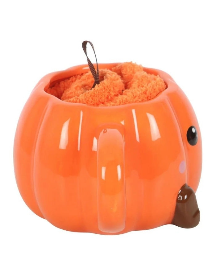 Halloween Geschenkset von Something Different mit orangefarbener Kürbistasse mit Gesicht und passenden flauschigen Socken als Freisteller von der Seite