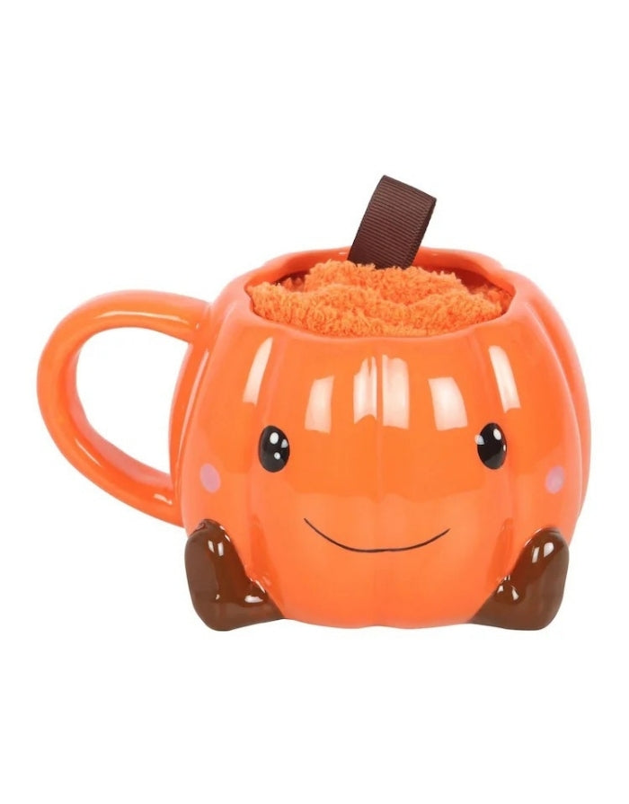 Halloween Geschenkset von Something Different mit orangefarbener Kürbistasse mit Gesicht und passenden flauschigen Socken als Freisteller von vorne