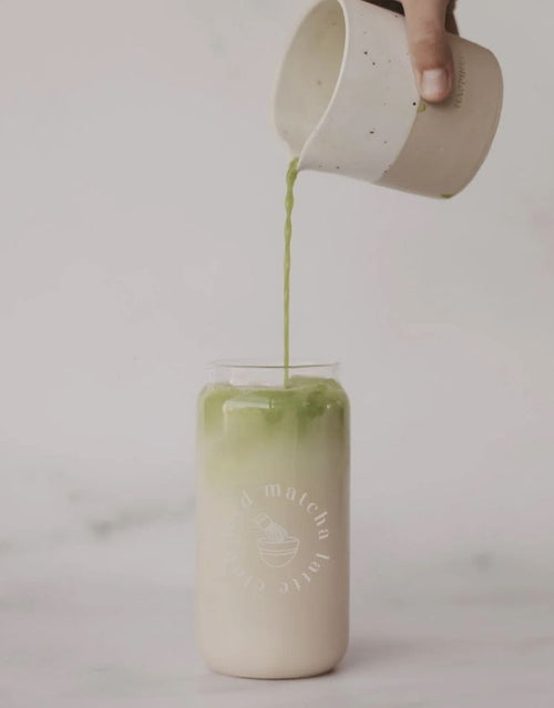 Hohes Trinkglas Iced Matcha Latte Club von Eulenschnitt mit modernem Schriftzug und 500 ml Fassungsvermögen.