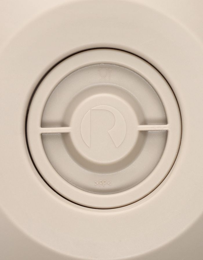 Rosendahl Stay Warm Thermoskanne in Sand mit Buchenholzgriff und 1 Liter Fassungsvermögen im skandinavischen Design von unten