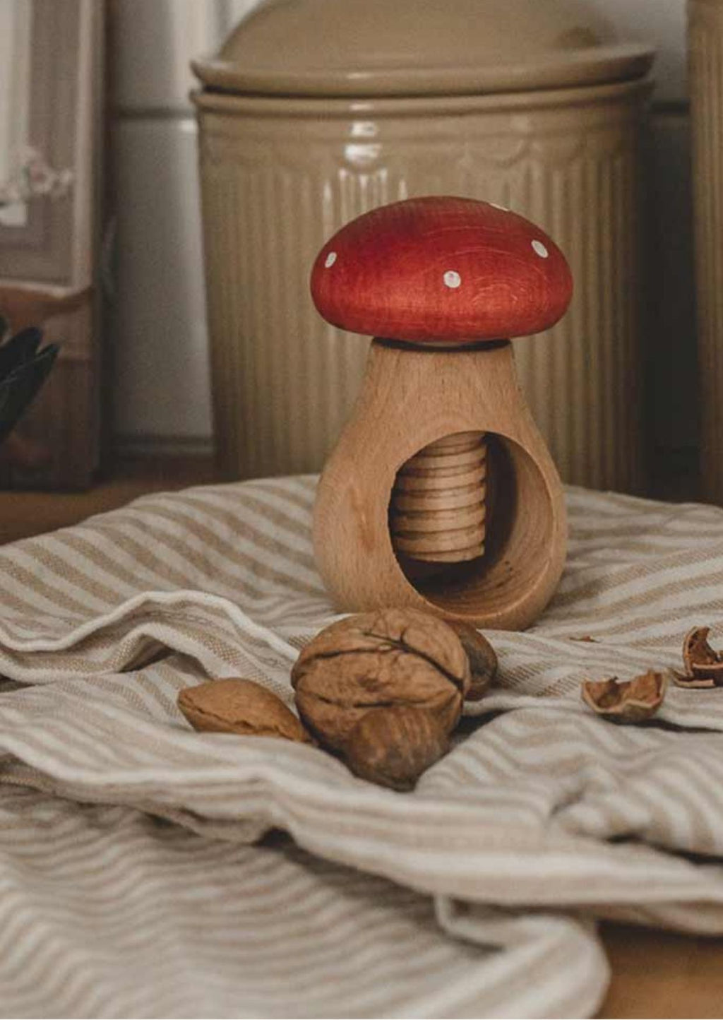 Nussknacker Fliegenpilz von Strömshaga aus FSC-zertifiziertem Buchenholz in Natur und Rot mit weißen Punkten, Ø 6 × H 10 cm mit Walnüssen
