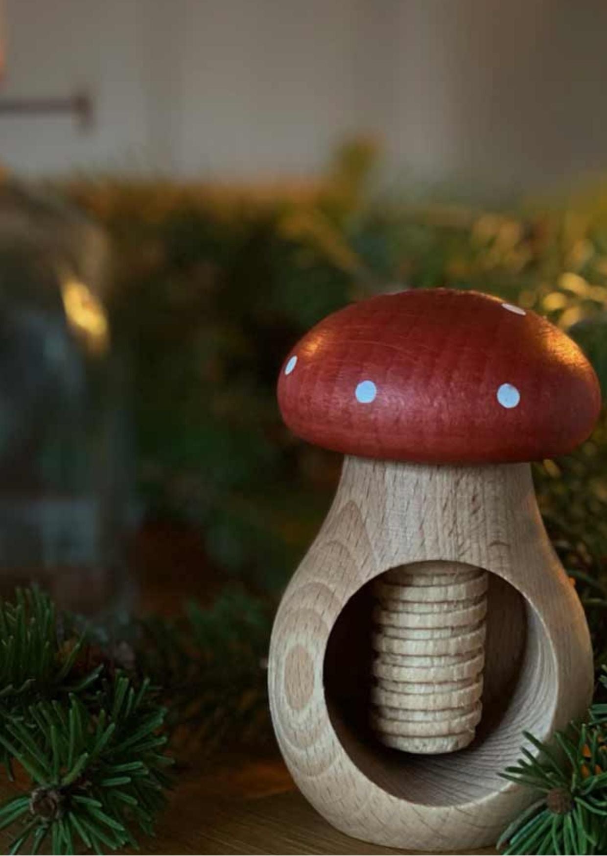 Nussknacker Fliegenpilz von Strömshaga aus FSC-zertifiziertem Buchenholz in Natur und Rot mit weißen Punkten, Ø 6 × H 10 cm zwischen Tannen