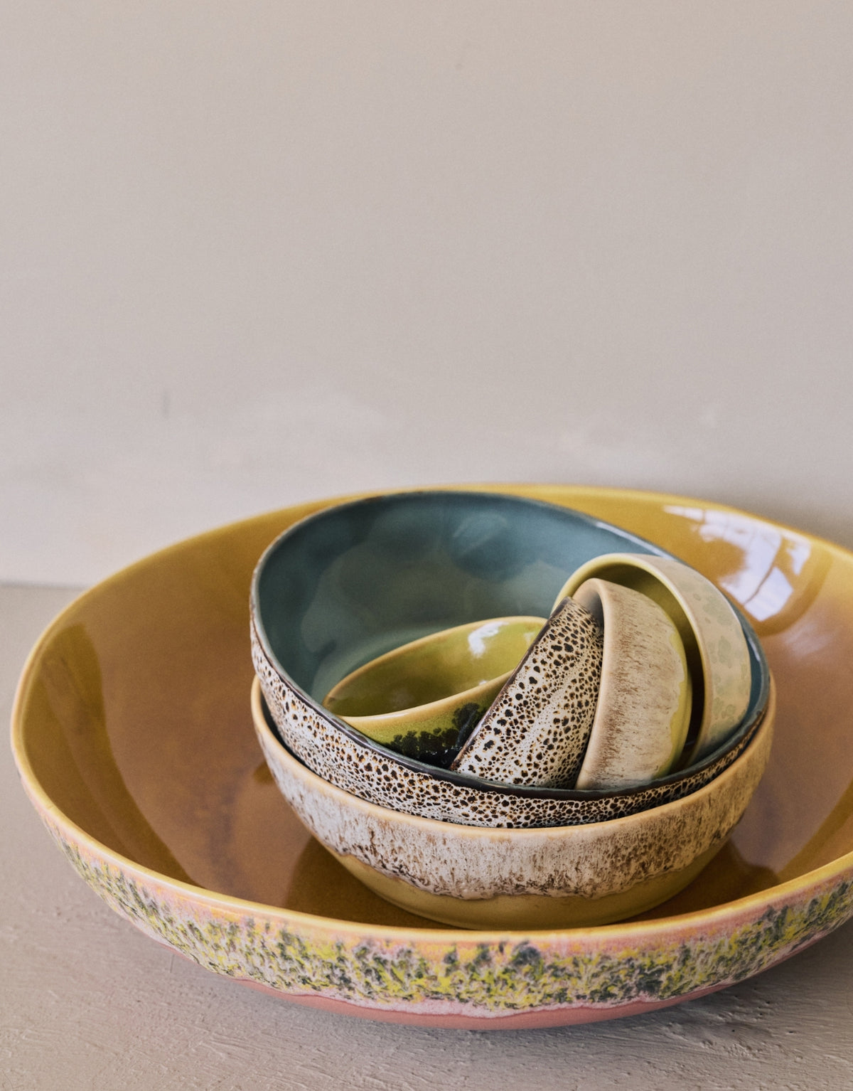 Tiefe Pasta Bowl aus der 70s Ceramics Kollektion von HKliving aus glasiertem Steingut in Multicolour mit 800 ml Fassungsvermögen.