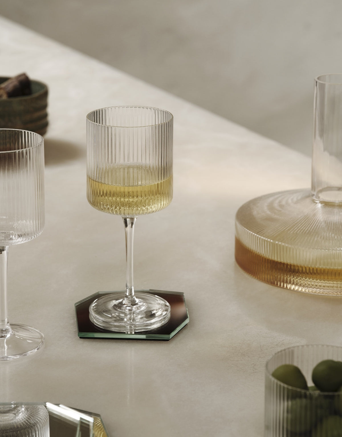 Zwei klare Ripple Weißweingläser von ferm LIVING aus mundgeblasenem Glas mit geriffelter Oberfläche und elegantem Stiel, jeweils 16,8 cm hoch und mit 260 ml Fassungsvermögen