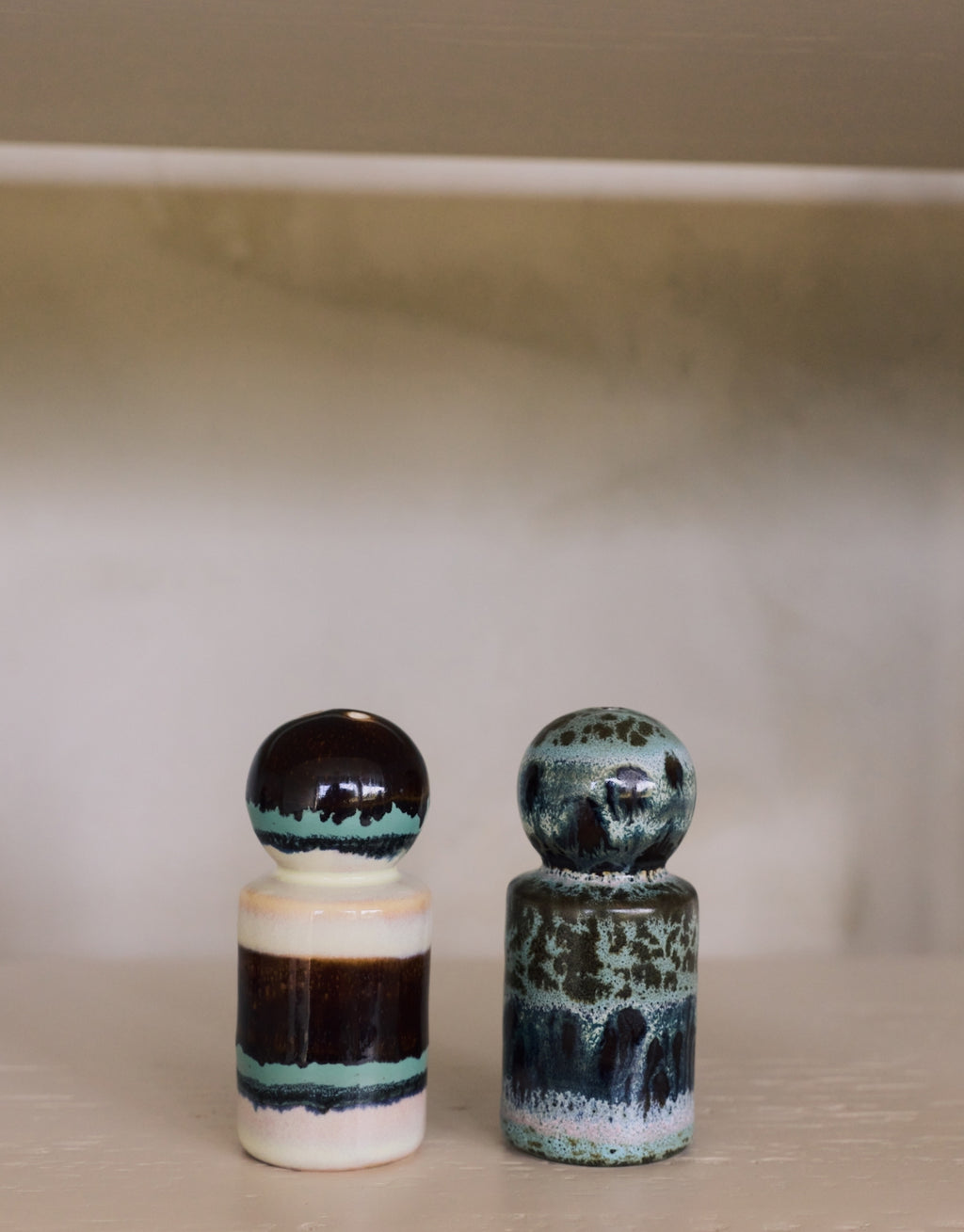  Salz- und Pfeffer-Set aus der 70s Ceramics Kollektion von HKliving aus glasiertem Steingut in verschiedenen Farben.