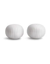 Laden Sie das Bild in den Galerie-Viewer, Weißes Salz- und Pfefferstreuer Set aus Porzellan von Kähler, Hammershøi-Serie mit Rillenstruktur, Höhe 5 cm, Durchmesser 6 cm – stilvoll und zeitlos.
