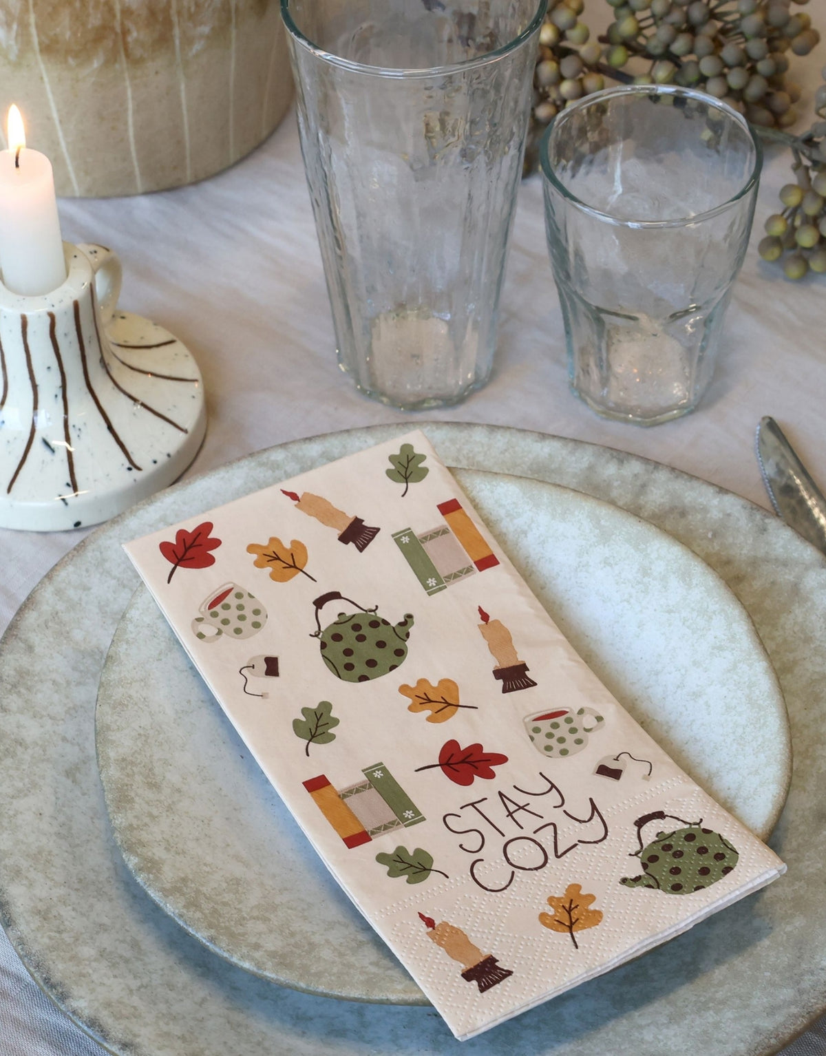 Cremefarbene Servietten Stay Cozy von Chic Antique mit dekorativem Schriftzug im Format 40 × 40 cm, 16 Stück pro Packung.