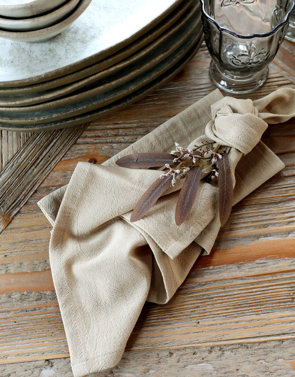 Naturfarbene Stoffserviette von Chic Antique aus Baumwolle in Leinenoptik im Format 40 × 40 cm.