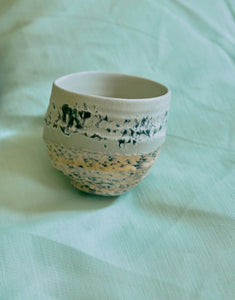 Tasse Artist Fused von hkliving – handbemalte Steinzeug-Tasse im Unikat-Look