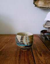 Laden Sie das Bild in den Galerie-Viewer, Tasse Artist Scratched von hkliving – handbemalte Steinzeug-Tasse im Unikat-Look
