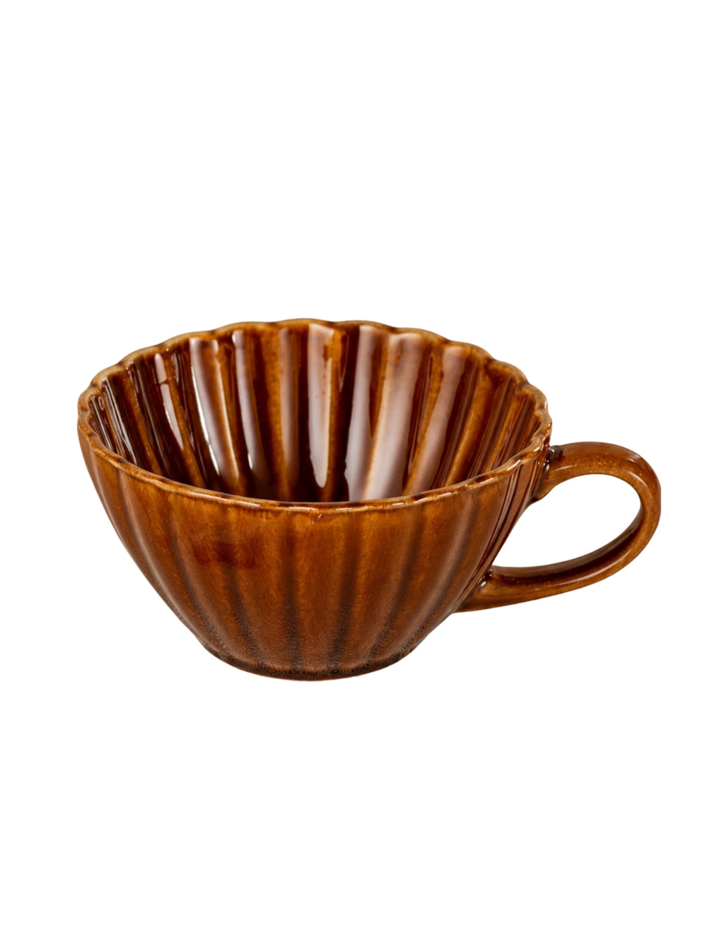 Tasse Melida von HOMLA in Bernstein, 300 ml große Keramiktasse aus Steingut mit geriffelter Oberfläche, gewelltem Rand und individueller reaktiver Glasur in warmen Bernsteintönen.