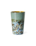 Mehrfarbiger HKliving 70s Ceramics Tee Becher aus glasiertem Steingut in hoher Form ohne Henkel.
