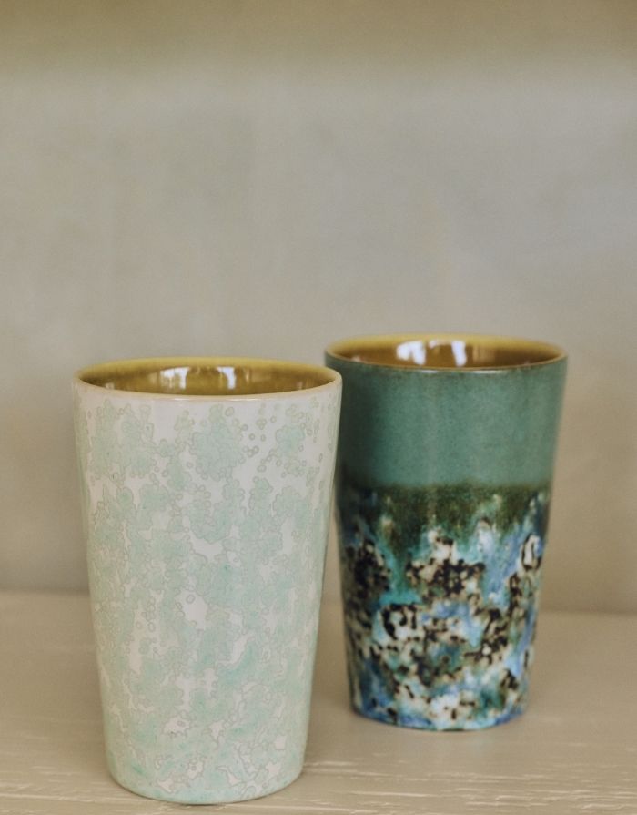Mehrfarbiger HKliving 70s Ceramics Tee Becher aus glasiertem Steingut in hoher Form ohne Henkel.