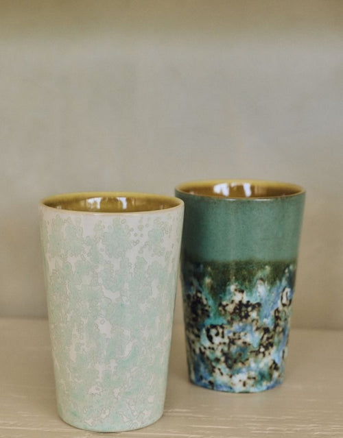 Mehrfarbiger HKliving 70s Ceramics Tee Becher aus glasiertem Steingut in hoher Form ohne Henkel.
