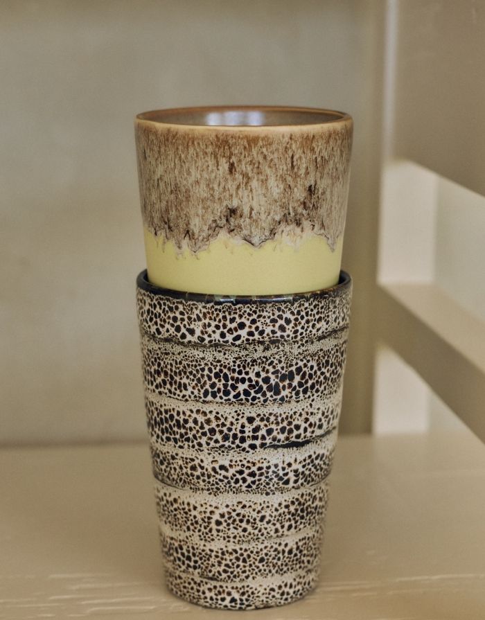 Mehrfarbiger HKliving 70s Ceramics Tea Mug aus glasiertem Steingut in hoher Form ohne Henkel.