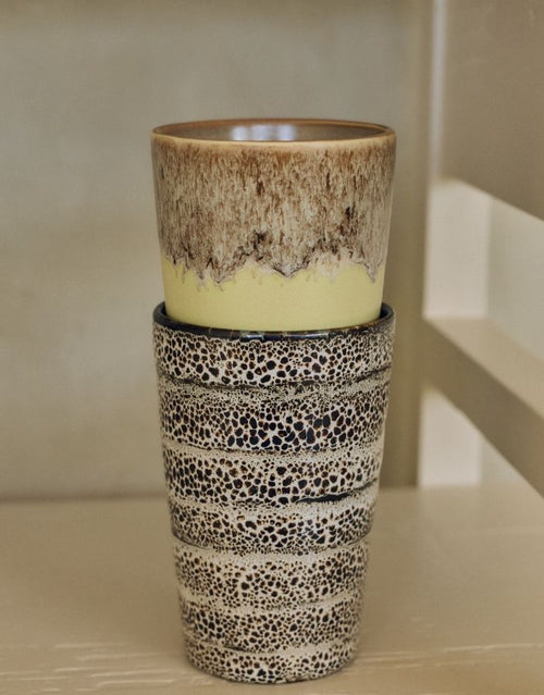 Mehrfarbiger HKliving 70s Ceramics Tea Mug aus glasiertem Steingut in hoher Form ohne Henkel.
