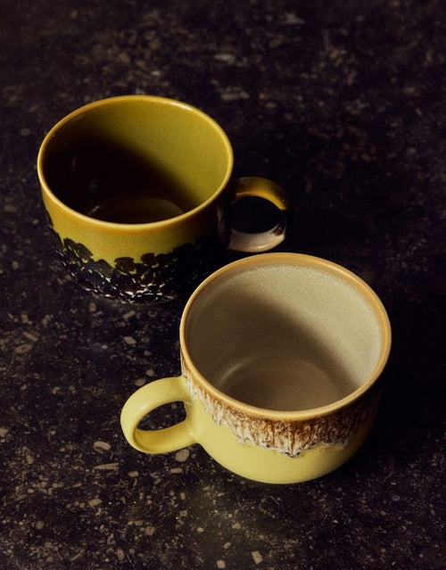 Großer HKliving 70s Ceramics Teebecher aus mehrfarbig glasiertem Steingut mit Henkel und 425 ml Fassungsvermögen.