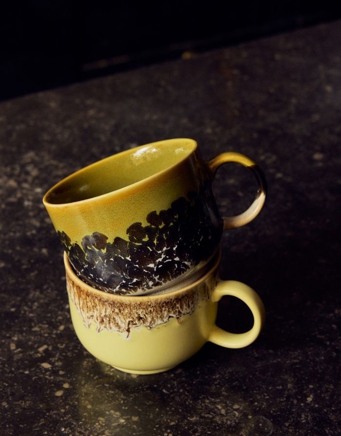 Großer HKliving 70s Ceramics Teebecher aus mehrfarbig glasiertem Steingut mit Henkel und 425 ml Fassungsvermögen.