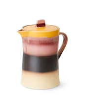 Laden Sie das Bild in den Galerie-Viewer, Teekanne Sunset von HKliving aus handglasiertem Steinzeug mit reaktiver Mehrfarb-Glasur im 70s-Stil, 11×17,5×18,5 cm – mikrowellen- und spülmaschinengeeignet.

