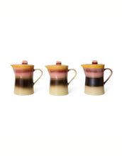 Laden Sie das Bild in den Galerie-Viewer, Teekanne Sunset von HKliving aus handglasiertem Steinzeug mit reaktiver Mehrfarb-Glasur im 70s-Stil, 11×17,5×18,5 cm – mikrowellen- und spülmaschinengeeignet.
