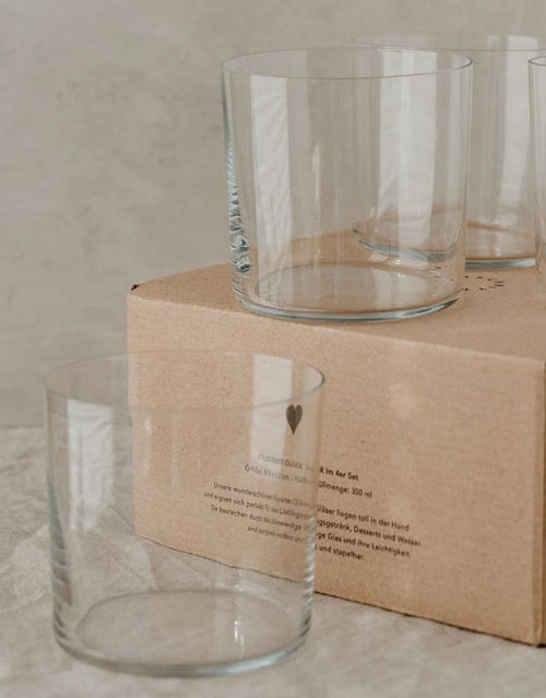 Eulenschnitt Trinkglas 4er Set aus Glas mit minimalistischer Form und Gravur im Boden im Pappkarton mit kleinem schwarzen Herz