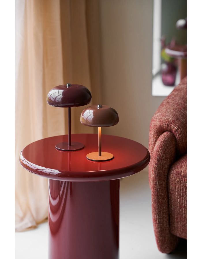 Portable Tischlampe Margate von House Nordic in Braun aus Metall mit Touch-Schalter, drei Helligkeitsstufen und wiederaufladbarem Akku, auf einem Tisch.