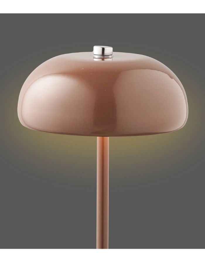 Portable Tischlampe Margate von House Nordic in Braun aus Metall mit Touch-Schalter, drei Helligkeitsstufen und wiederaufladbarem Akku, eingeschaltet.