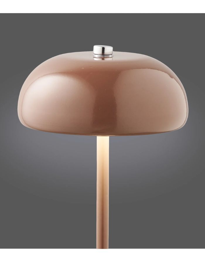 Portable Tischlampe Margate von House Nordic in Braun aus Metall mit Touch-Schalter, drei Helligkeitsstufen und wiederaufladbarem Akku, eingeschaltet.
