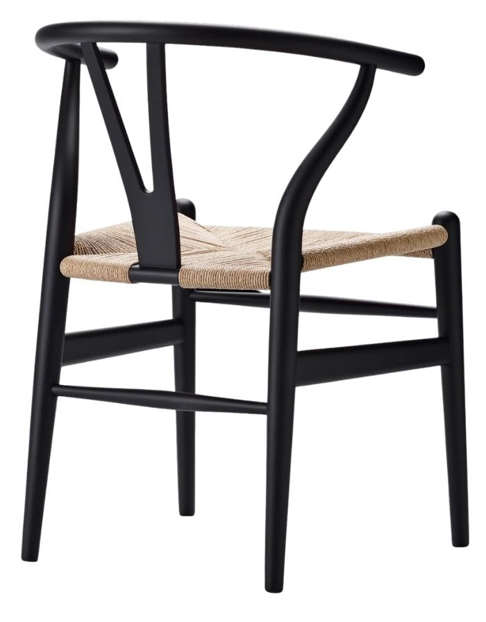 Carl Hansen Wishbone Chair CH24 in Buche Soft Black gemalt mit Sitzfläche aus Naturkordel als Freisteller von hinten