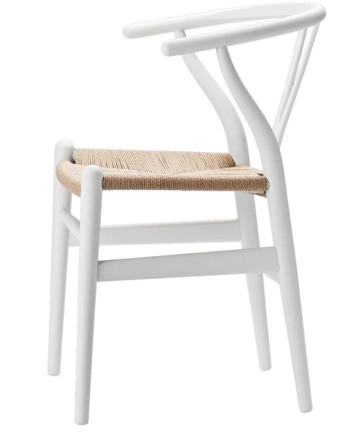 Carl Hansen Wishbone Chair CH24 in Buche Soft White gemalt mit Sitzfläche aus Naturkordel als Freisteller von der Seite