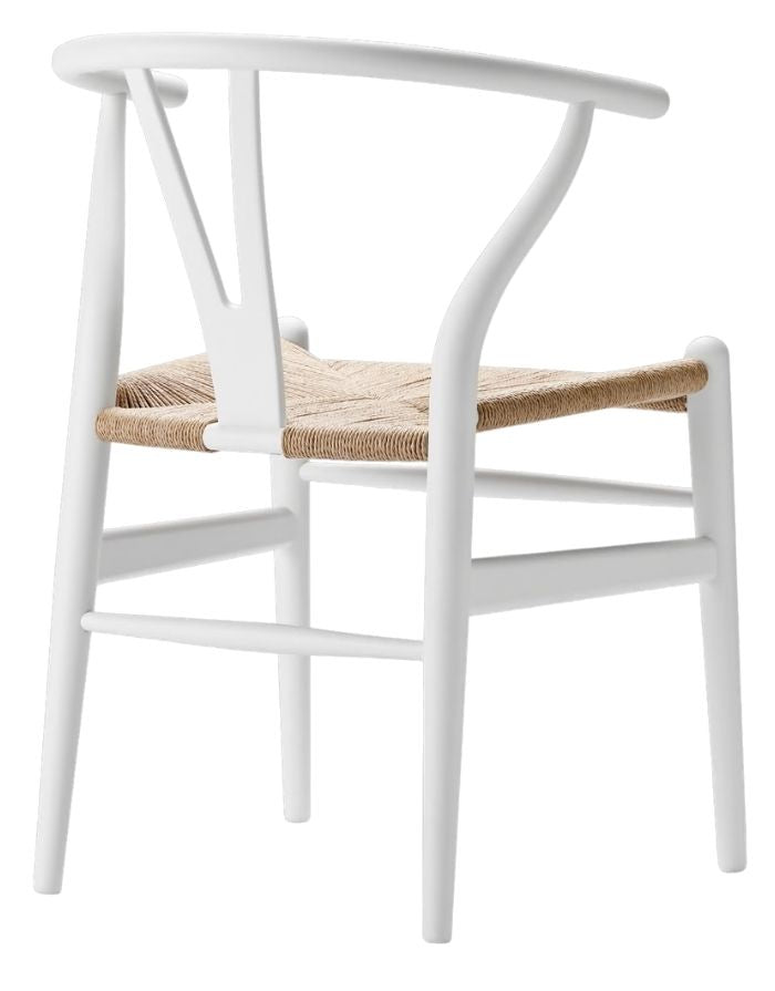 Carl Hansen Wishbone Chair CH24 in Buche Soft White gemalt mit Sitzfläche aus Naturkordel als Freisteller von hinten