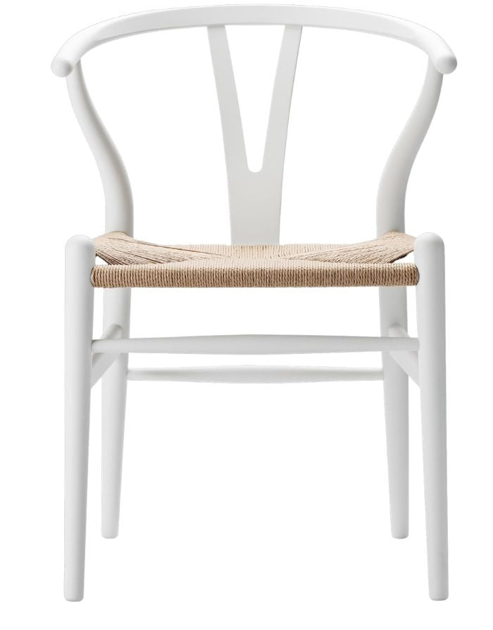 Carl Hansen Wishbone Chair CH24 in Buche Soft White gemalt mit Sitzfläche aus Naturkordel als Freisteller von vorne 