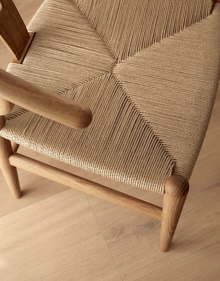 Carl Hansen Wishbone Chair CH24 in Eiche geölt, mit Sitzfläche aus Naturkordel im Detail